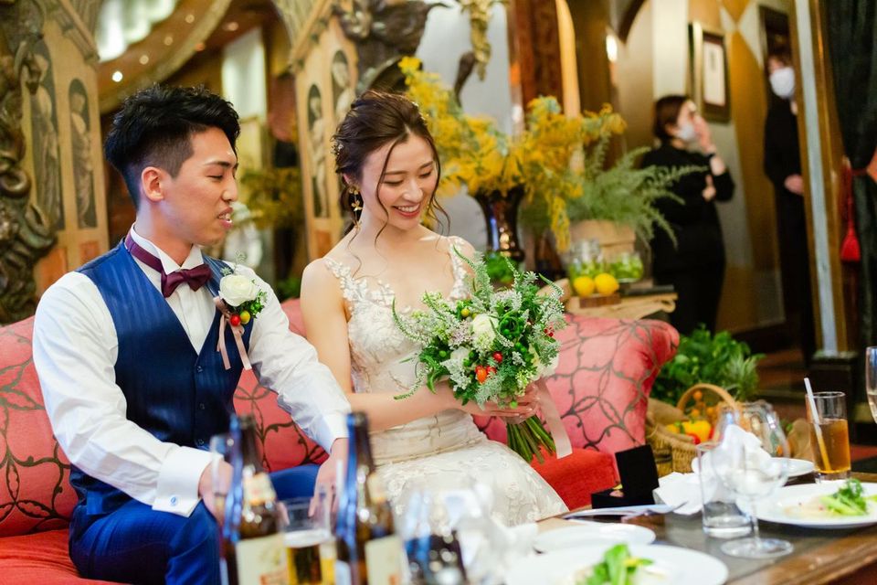ソファに並んで座る新郎新婦